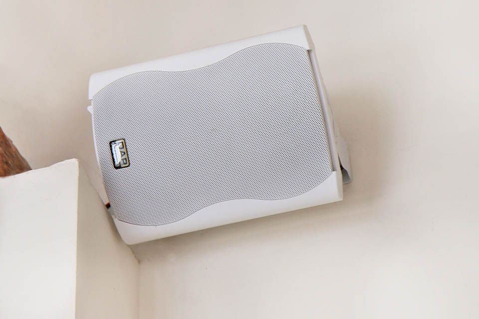 salle avec installation sonore multi-canaux