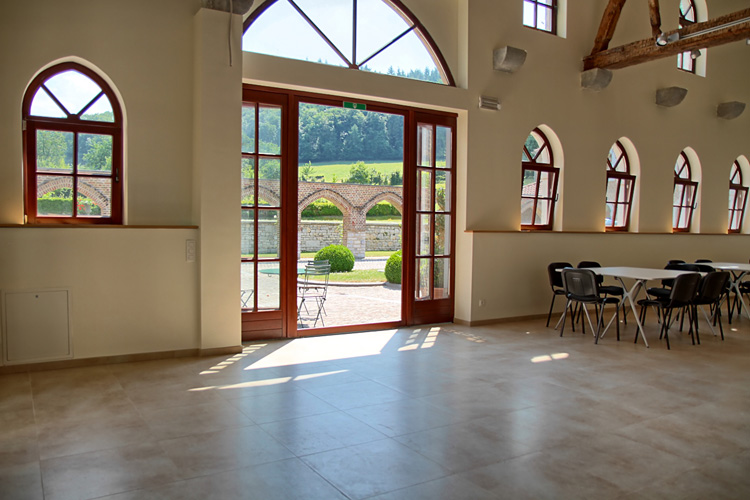 salle de seminaire et conference avec vue et accès vers la cour